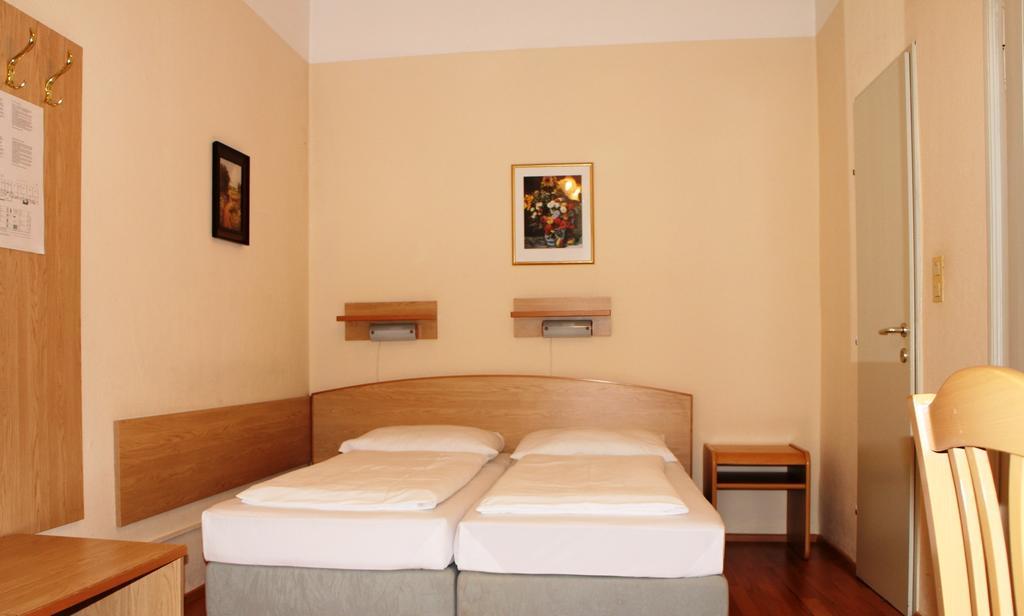 Hotel Graf Stadion Vienna Room photo